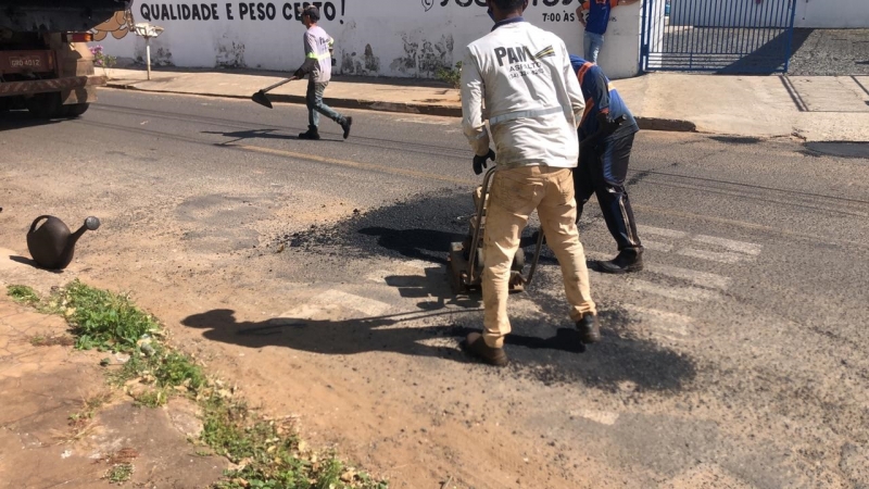 A Prefeitura de Araguari, através da Secretaria de Obras, informa sobre operação tapa-buracos realizada nesta quarta-feira (1).