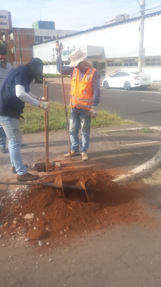 A prefeitura de Araguari, em conjunto com a secretaria de Trânsito, iniciou hoje, 2, os trabalhos de substituição de semáforos em áreas de grande necessidade de nossa cidade.