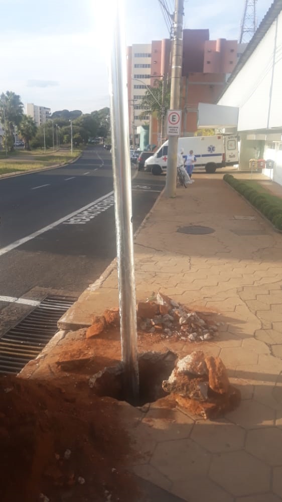 A prefeitura de Araguari, em conjunto com a secretaria de Trânsito, iniciou hoje, 2, os trabalhos de substituição de semáforos em áreas de grande necessidade de nossa cidade.