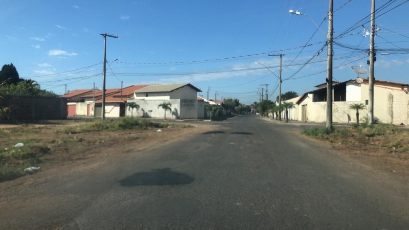 A prefeitura de Araguari, através da secretaria de Obras, segue com os trabalhos de tapa-buracos por várias ruas e avenidas da cidade. As equipes estão divididas e atuando em vários setores ao mesmo tempo.