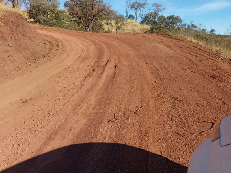 A prefeitura de Araguari, através da secretaria de Obras, efetuou nesta semana o trabalho de revitalização da estrada de acesso à região do Buração. O trabalho consistiu no patrolamento e colocação de cascalho em vários pontos.