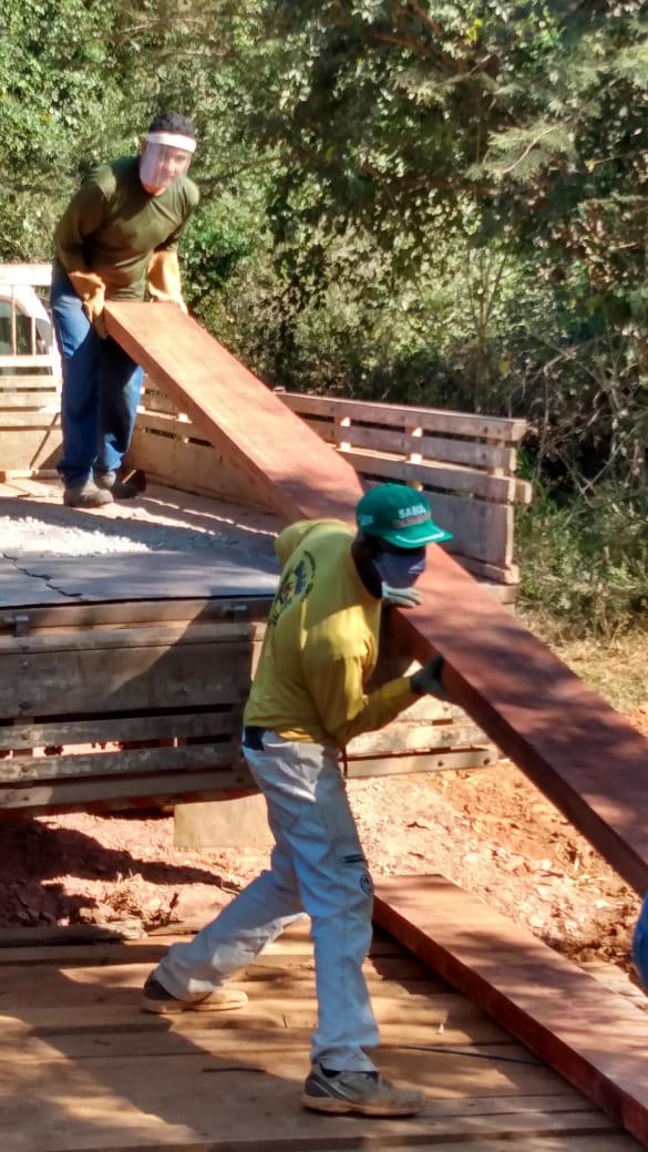 A prefeitura de Araguari, através da secretaria de Obras, realizou nesta semana, a recuperação de uma ponte na região do Bom Jardim, zona rural do município. A ponte fica localizada sobre o Córrego Candeias e possibilitará um deslocamento mais fácil para as pessoas que residem na região.