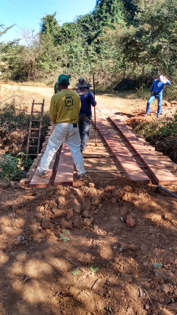 A prefeitura de Araguari, através da secretaria de Obras, realizou nesta semana, a recuperação de uma ponte na região do Bom Jardim, zona rural do município. A ponte fica localizada sobre o Córrego Candeias e possibilitará um deslocamento mais fácil para as pessoas que residem na região.