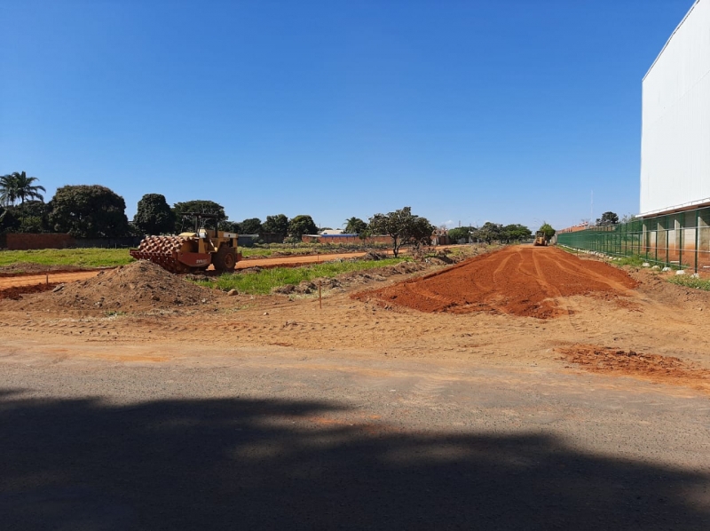 Buscando promover maior infraestrutura nos bairros da cidade, a prefeitura de Araguari, por intermédio da secretaria de Obras, iniciou no final da semana passada, mais uma obra de implementação asfáltica.