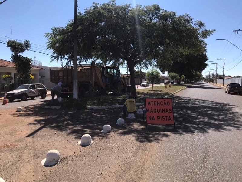 A prefeitura de Araguari, por intermédio da secretaria de Obras, está construindo na avenida Cornélia Rodrigues da Cunha, uma ciclovia que irá da praça Sérgio Pacheco até a rua Walter Santiago.