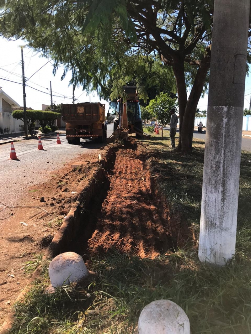 A prefeitura de Araguari, por intermédio da secretaria de Obras, está construindo na avenida Cornélia Rodrigues da Cunha, uma ciclovia que irá da praça Sérgio Pacheco até a rua Walter Santiago.