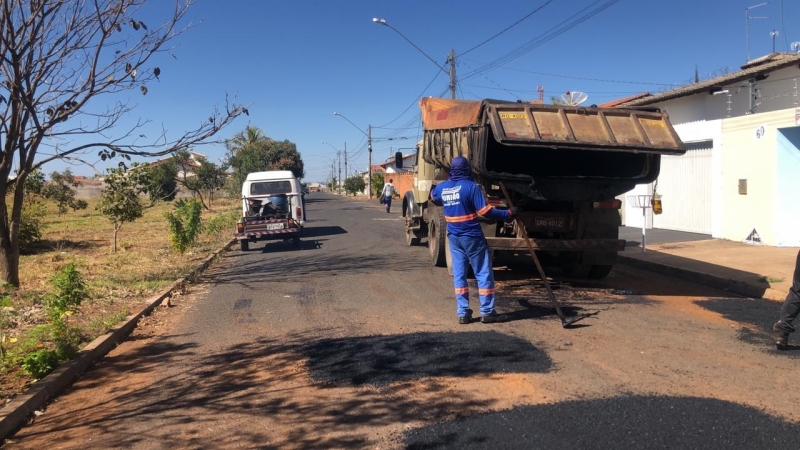 A Prefeitura de Araguari, através da Secretaria de Obras, está trabalhando na manutenção dos parquinhos infantis localizados em várias praças da cidade. 