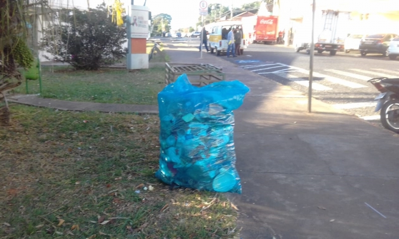 A prefeitura de Araguari, através da secretaria de Serviços Urbanos, continua com o trabalho de limpeza das praças públicas do município. A secretaria está usando funcionários da própria pasta para realização do serviço necessário.