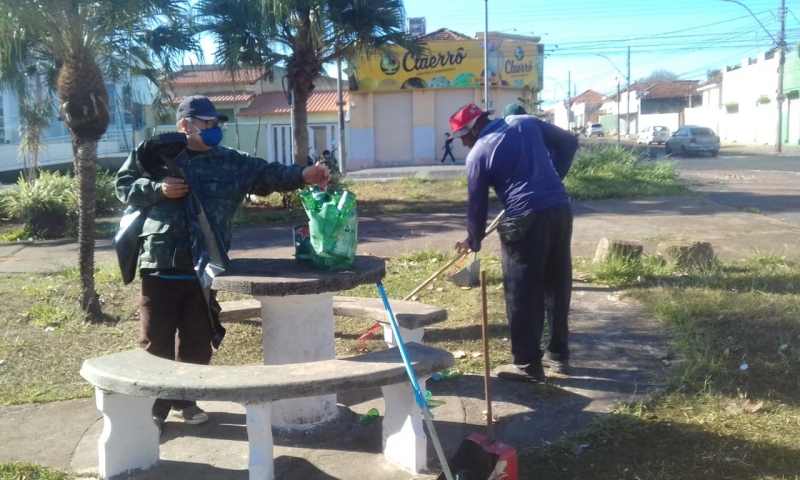 A prefeitura de Araguari, através da Secretaria de Serviços Urbanos, em um verdadeiro conjunto de esforços com equipes da própria pasta, passou a semana realizando o trabalho de limpeza das praças existentes em Araguari.