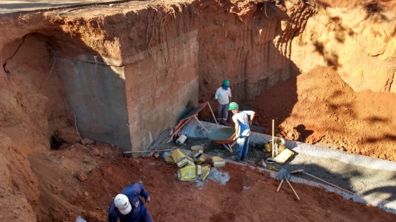 A prefeitura de Araguari, por intermédio da secretaria de Obras realiza mais uma etapa dos serviços de recuperação na avenida Minas Gerais. Nessa fase acontece a compactação do material de envolvimento e reaterro da vala.