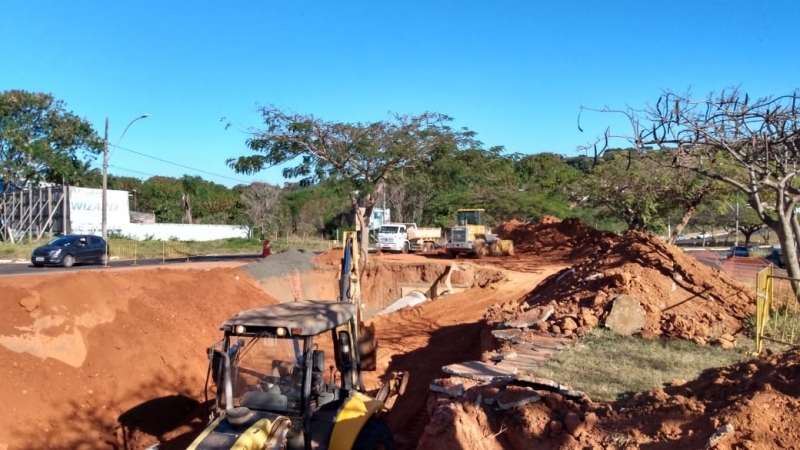 A prefeitura de Araguari, por intermédio da secretaria de Obras realiza mais uma etapa dos serviços de recuperação na avenida Minas Gerais. Nessa fase acontece a compactação do material de envolvimento e reaterro da vala.