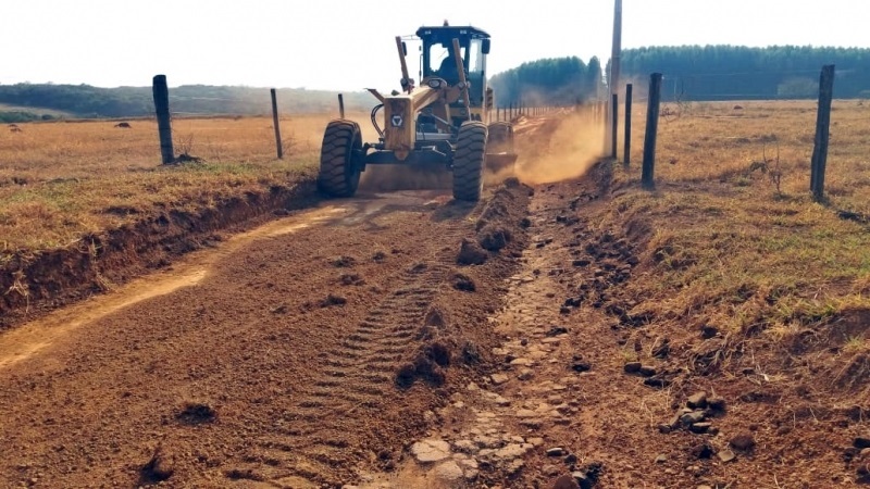 A prefeitura de Araguari, através da secretaria de Obras, segue com o trabalho de recuperação das estradas rurais do município. As vias rurais são fundamentais para o escoamento da produção agrícola e para o deslocamento das comunidades.