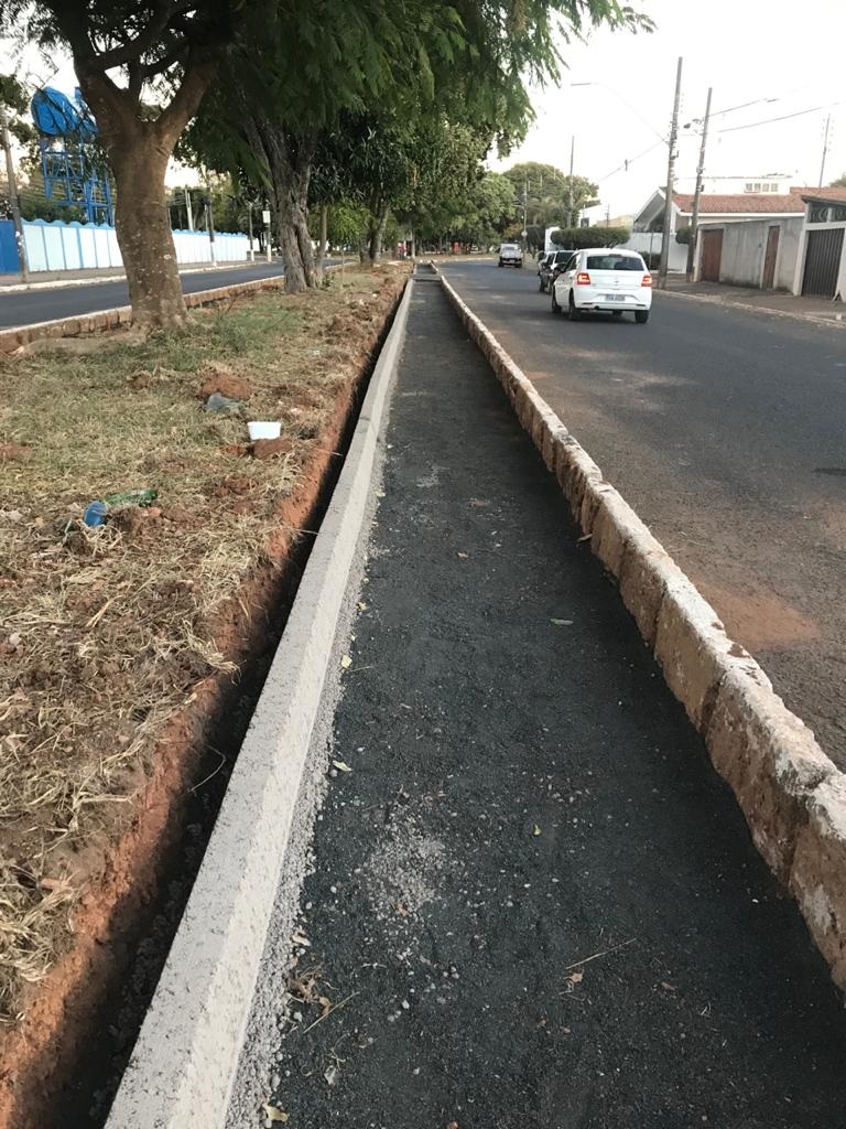 A prefeitura de Araguari, através, da secretaria de Obras, realiza mais uma etapa da construção da ciclovia, na avenida Cornélia Rodrigues da Cunha, no bairro Jóquei Clube, trecho que começa na praça Sérgio Pacheco e termina a rua Walter Santiago. Nessa fase acontece a construção da base da ciclovia.