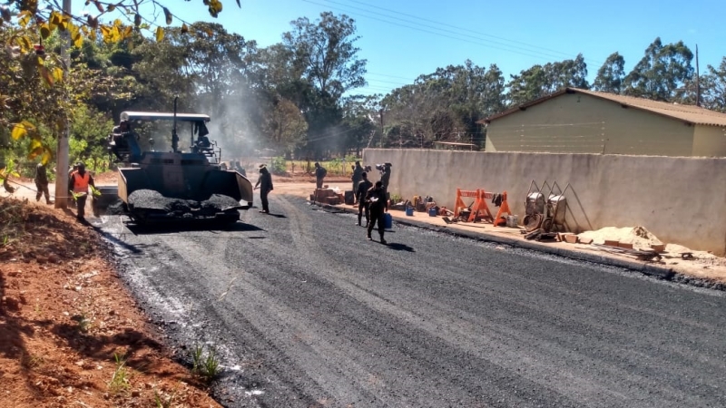 A prefeitura de Araguari, através da secretaria de Obras, acompanha os trabalhos de asfaltamento na parte final da rua Abolição, bairro do Bosque. O trabalho caminha para sua finalização e está sendo feito pelo 2º Batalhão Ferroviário.