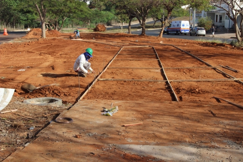 A prefeitura de Araguari, através, da secretaria de Obras, realiza a fase final das obras de recuperação da avenida Minas Gerais. Nessa fase acontece o reaterro da vala.