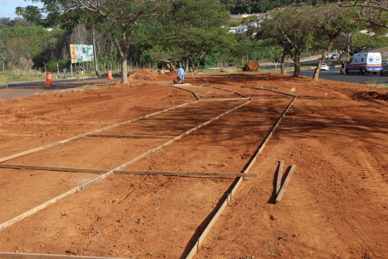 A prefeitura de Araguari, através, da secretaria de Obras, realiza a fase final das obras de recuperação da avenida Minas Gerais. Nessa fase acontece o reaterro da vala.