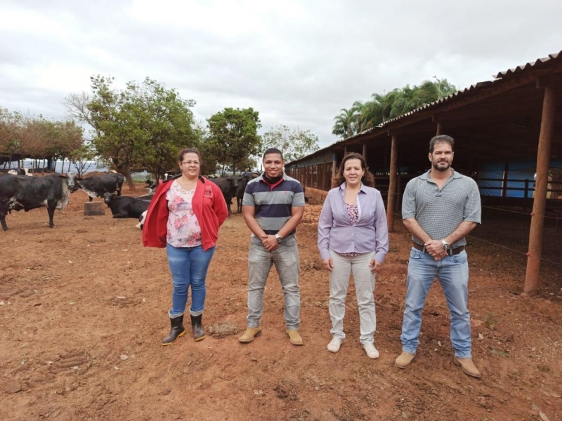 A prefeitura de Araguari, através da secretaria de Agricultura e da EMATER- Empresa de Assistência Técnica e Extensão Rural, visitou a instalação de uma agroindústria familiar de queijos. O objetivo dessa visita foi realizar assistência técnica para avaliar as instalações e apontar se precisam ou não de adequações. “Realizamos a visita técnica na instalação da agroindústria de queijos da Luciana Santos. O engenheiro agrônomo da EMATER avaliou a propriedade e apontou os pontos fortes e as adaptações necessárias”, disse o secretário de Agricultura, Mayron Ramos.