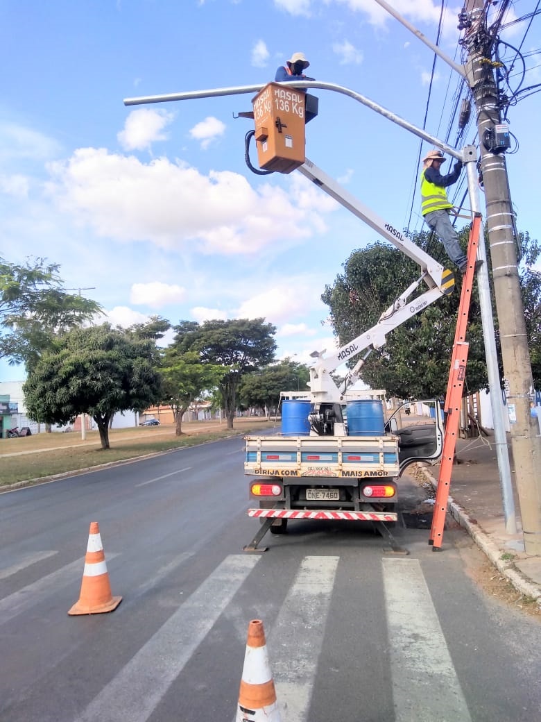 A prefeitura de Araguari, através da secretaria de Trânsito e Mobilidade Urbana, está efetuando nesta semana mais uma etapa da modernização e revitalização semafórica em cinco pontos da cidade: cinco semáforos ao longo da avenida Coronel Theodolino Pereira de Araújo; um na rua Professora Lourdes Naves, em frente à escola Costa Sena; um na avenida Minas Gerais, próximo ao colégio Nacional e um no cruzamento da avenida Minas Gerais com a rua Padre Anchieta.