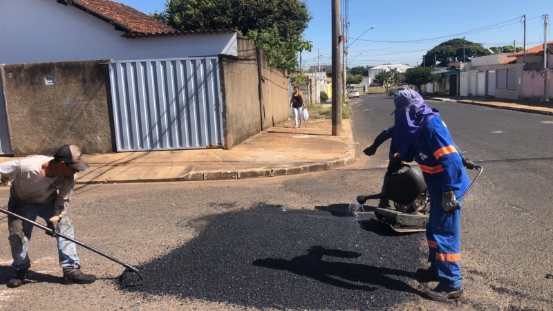 A Prefeitura de Araguari, através da Secretaria de Obras, informa sobre operação tapa-buracos realizada nesta terça-feira (2 de junho).