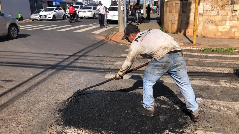 A Prefeitura de Araguari, através da Secretaria de Obras, informa sobre operação tapa-buracos realizada nesta terça-feira (2 de junho).