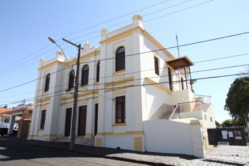 A Divisão de Patrimônio Histórico e Cultural da FAEC (Fundação Araguarina de Educação e Cultura), em parceria com o Conselho Deliberativo Municipal do Patrimônio Cultural de Araguari, elaborou a cartilha denominada Bens Tombados – Patrimônio Histórico e Cultural de Araguari – MG.