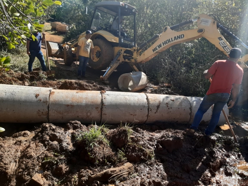 A prefeitura de Araguari, através da secretaria de Obras, segue a todo vapor a recuperação de diversas estradas vicinais da zona rural do município.