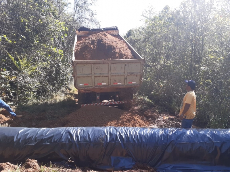 A prefeitura de Araguari, através da secretaria de Obras, segue a todo vapor a recuperação de diversas estradas vicinais da zona rural do município.