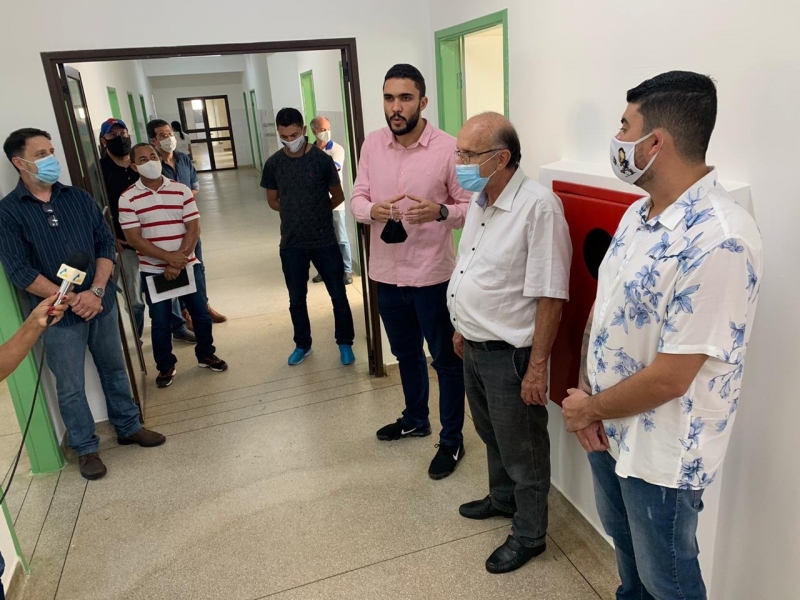 Na tarde desta segunda-feira, 8, o prefeito Marcos Coelho (PSB) e o secretário de Saúde, Guilherme Afonso, receberam a imprensa e vereadores em visita técnica no Hospital Municipal que foi transformado em Hospital de Campanha.