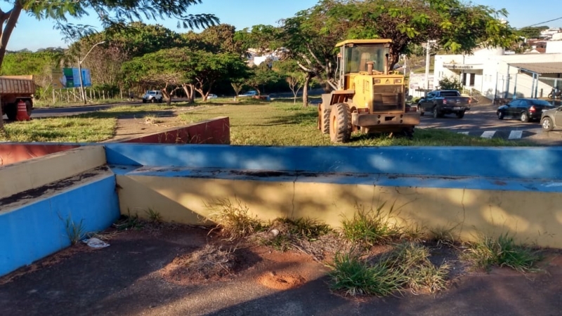 Na última sexta-feira, 12, a prefeitura, por meio da secretaria de Obras, deu início a limpeza do canteiro central localizado na avenida Minas Gerais próximo ao trecho de acesso a Teodolino Pereira de Araújo.