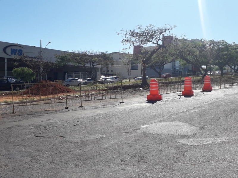 Na última sexta-feira, 12, a prefeitura, por meio da secretaria de Obras, deu início a limpeza do canteiro central localizado na avenida Minas Gerais próximo ao trecho de acesso a Teodolino Pereira de Araújo.