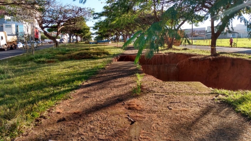 Na última sexta-feira, 12, a prefeitura, por meio da secretaria de Obras, deu início a limpeza do canteiro central localizado na avenida Minas Gerais próximo ao trecho de acesso a Teodolino Pereira de Araújo.