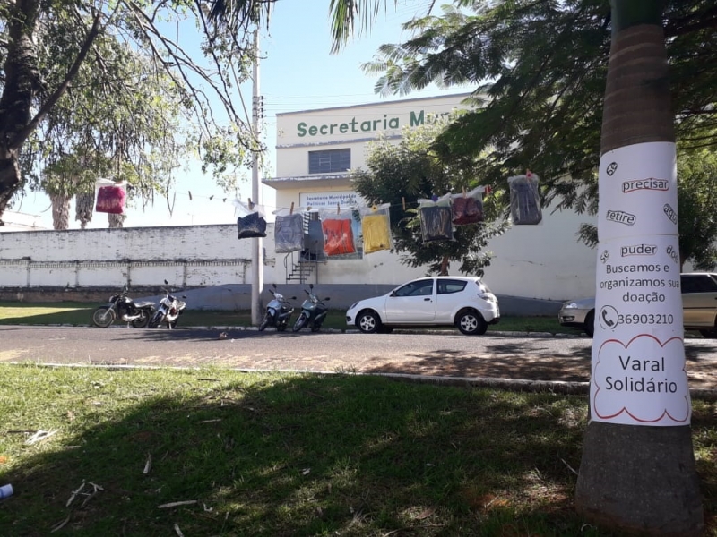 Nesta segunda-feira, 15 de junho, o projeto Varal Solidário foi transferido para a Praça Gaioso Neves ,129 “A”, em frente à secretaria de Políticas Sobre Drogas.