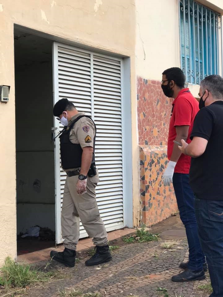 Levando em consideração o aumento no índice de casos positivos do novo coronavírus, a prefeitura de Araguari por meio das secretarias de Ação Social, Saúde e Políticas sobre Drogas intensificou a atuação da abordagem social para orientação e acolhimento emergencial e provisório de pessoas em situação de rua.