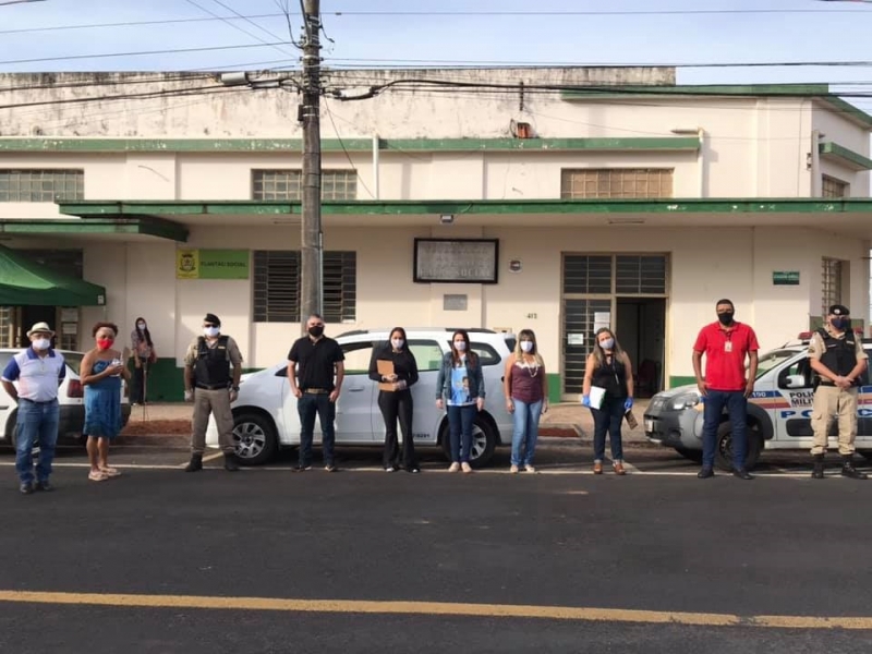 Levando em consideração o aumento no índice de casos positivos do novo coronavírus, a prefeitura de Araguari por meio das secretarias de Ação Social, Saúde e Políticas sobre Drogas intensificou a atuação da abordagem social para orientação e acolhimento emergencial e provisório de pessoas em situação de rua.