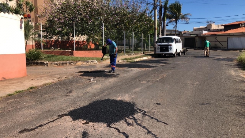 A prefeitura de Araguari, através da secretaria de Obras, informa sobre operação tapa-buracos realizada nesta segunda-feira (16 de junho).