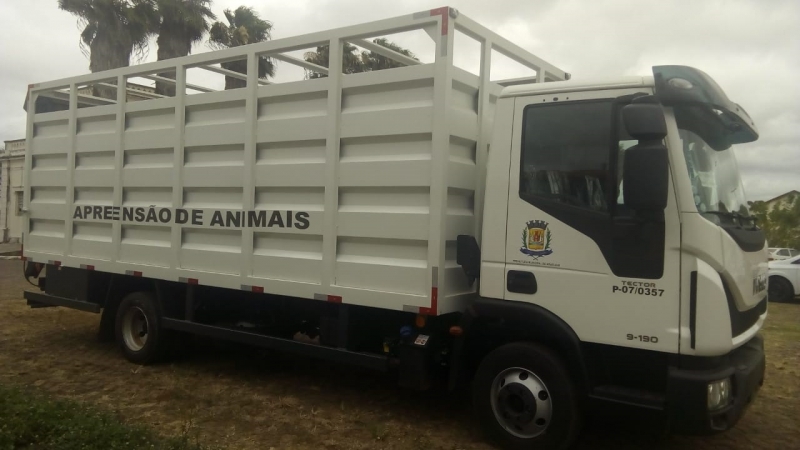 A prefeitura de Araguari, através da secretaria de Serviços Urbanos e Distritais, comunica que está em operação o caminhão com a equipe de apreensão de animais. O serviço foi colocado em ação na segunda-feira, 15.