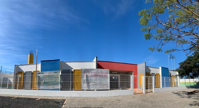 Na manhã dessa sexta-feira, 19, o prefeito Marcos Coelho (PSB) e a secretária de Educação, Cristiane Nery, visitaram quatro CMEIs (Centros Municipais de Educação Infantil) acompanhados dos secretários de Fazenda, Ailton Donisete de Souza; Gabinete, Márcio Marques; Governo, Luiz Heleno Pontes; e do engenheiro Fabiano de Oliveira Borges, fiscal de obras.