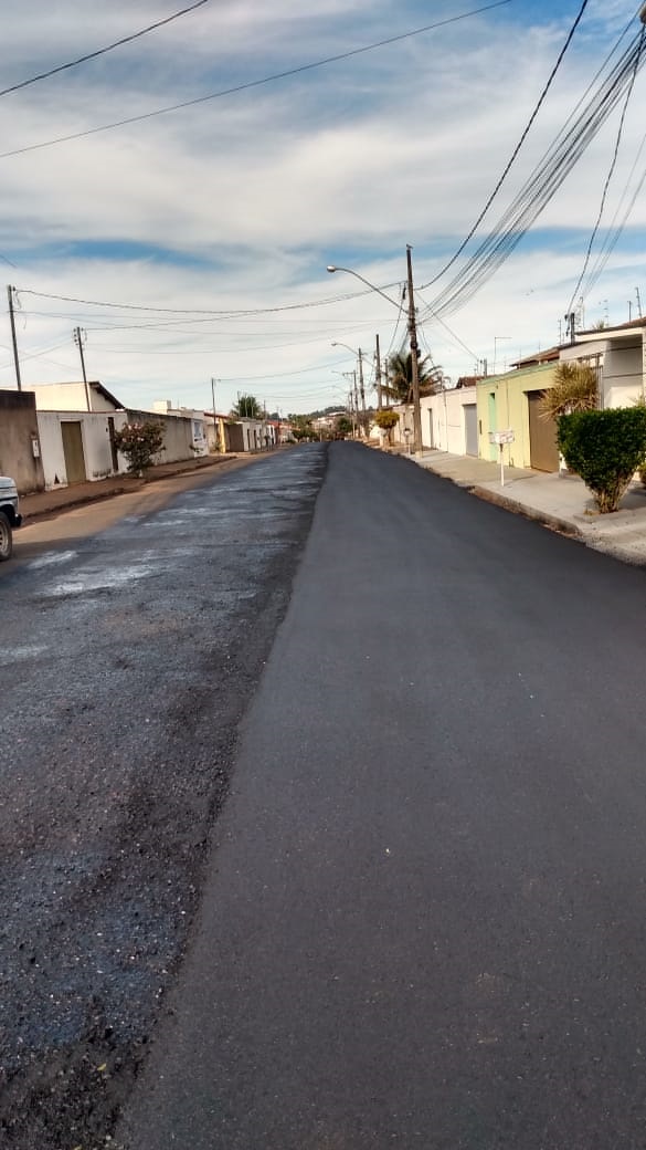 A prefeitura de Araguari, através da secretaria de Obras, deu início hoje, 22, ao cronograma de serviços de recuperação e asfaltamento de várias vias da cidade. O projeto contemplará ruas que serão pavimentadas e outras que serão recapeadas nos próximos dias.