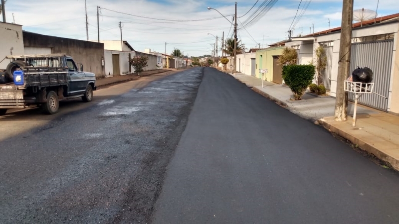 A prefeitura de Araguari, através da secretaria de Obras, deu início hoje, 22, ao cronograma de serviços de recuperação e asfaltamento de várias vias da cidade. O projeto contemplará ruas que serão pavimentadas e outras que serão recapeadas nos próximos dias.