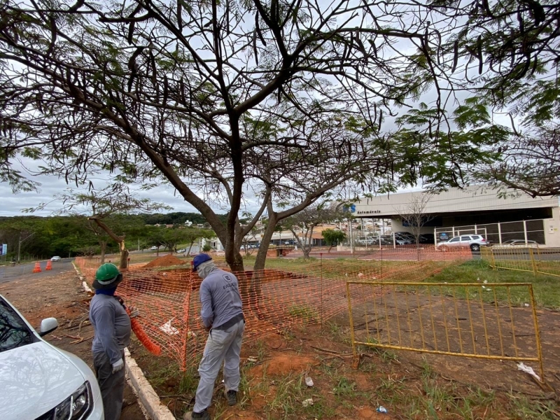 A prefeitura de Araguari, através da secretaria de Obras, está trabalhando na recuperação de uma parte da avenida Minas Gerais. Nessa nova etapa está sendo feita a drenagem com uma técnica nova e mais moderna. Ela utiliza tubos estruturados de pvc rib loc que trará maior desempenho hidráulico.