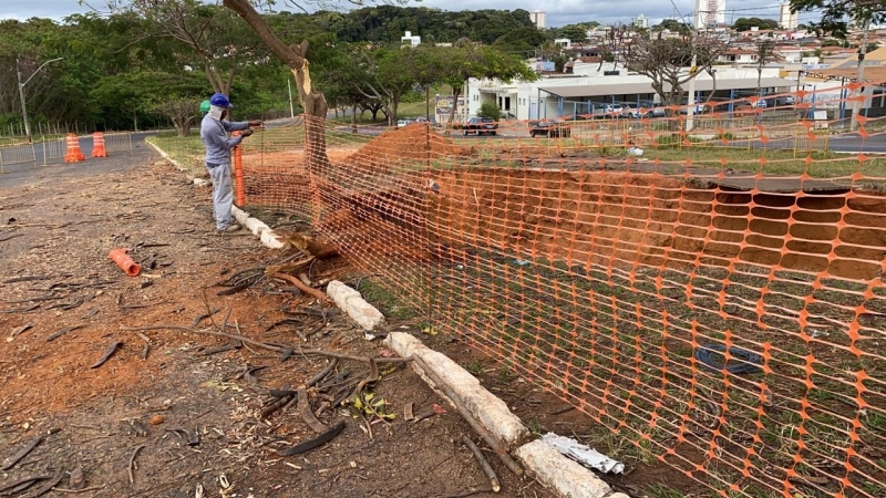 A prefeitura de Araguari, através da secretaria de Obras, está trabalhando na recuperação de uma parte da avenida Minas Gerais. Nessa nova etapa está sendo feita a drenagem com uma técnica nova e mais moderna. Ela utiliza tubos estruturados de pvc rib loc que trará maior desempenho hidráulico.