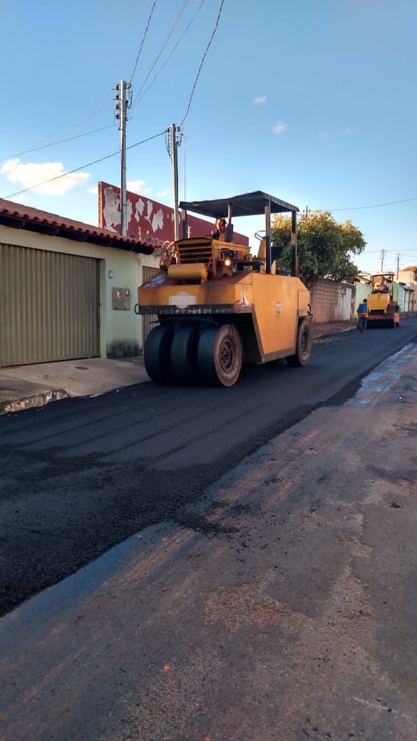 A prefeitura de Araguari, através da secretaria de Obras, deu início ontem, 23, às obras de recapeamento das ruas do bairro Gutierrez.