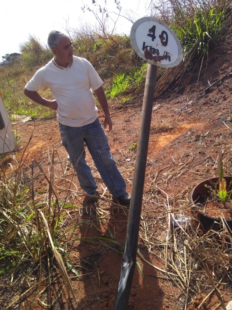 A prefeitura, por meio da secretaria de Trânsito, promoveu a revisão e instalação de novas placas de trânsito em diversos bairros da cidade.