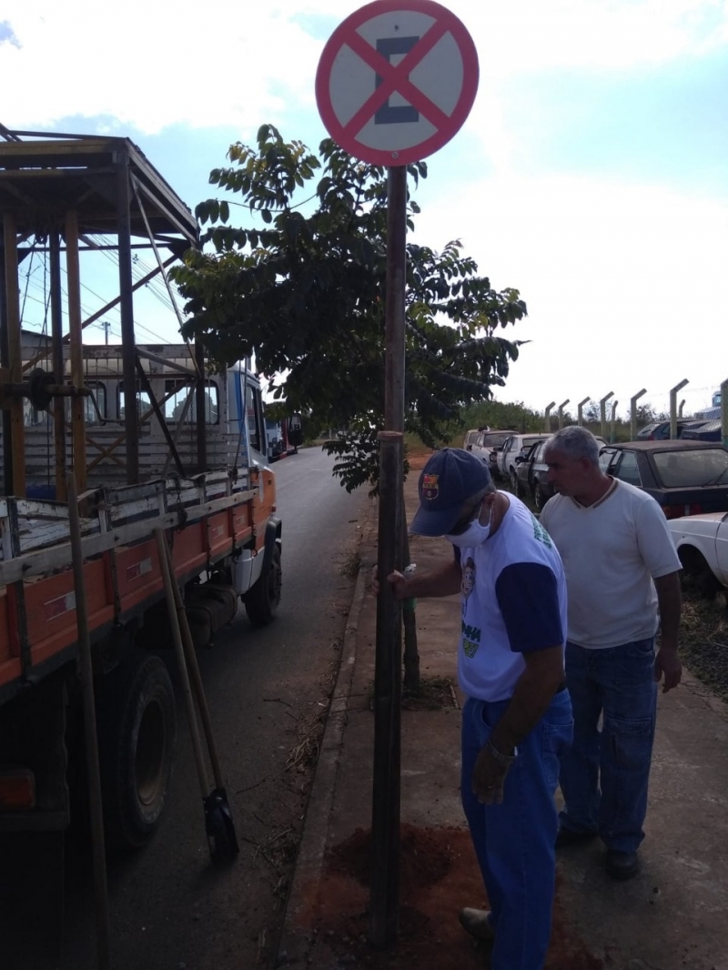 A prefeitura, por meio da secretaria de Trânsito, promoveu a revisão e instalação de novas placas de trânsito em diversos bairros da cidade.