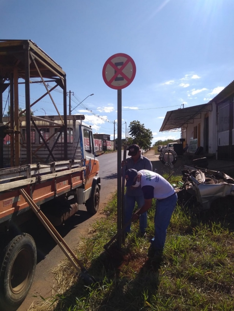 A prefeitura, por meio da secretaria de Trânsito, promoveu a revisão e instalação de novas placas de trânsito em diversos bairros da cidade.