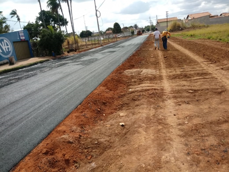 A prefeitura de Araguari, através da secretaria de Obras, está realizando diversas obras pela cidade. Recapeamentos, asfaltamentos, operação tapa-buracos e sarjetas são algumas das ações que estão sendo efetuadas em vários pontos da cidade.