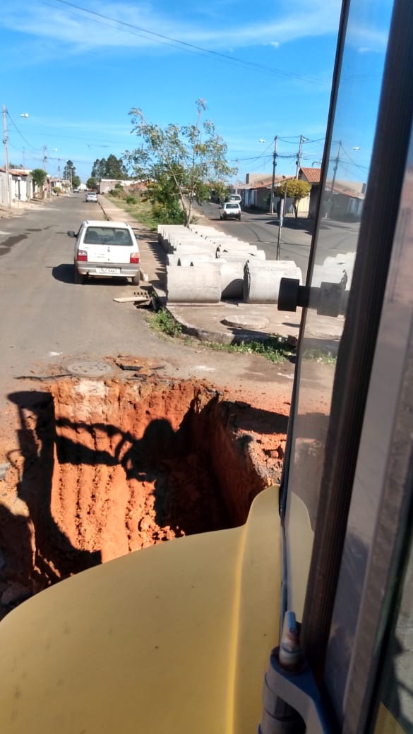 A prefeitura de Araguari, por intermédio da secretaria de Obras, iniciou na manhã de hoje, 30, as obras para drenagem pluvial na rua A 1 do bairro Madri.