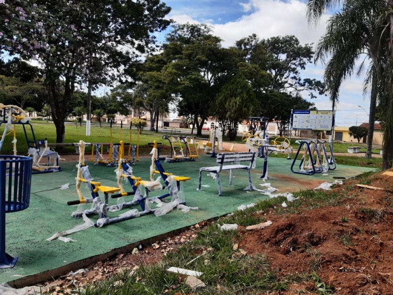 A Prefeitura de Araguari, através da Secretaria de Esportes e Juventude, instalou mais uma academia ao ar livre em Araguari. A Praça do Aeroporto, que fica localizada a frente do Aeroporto Santos Dumont recebeu o benefício.