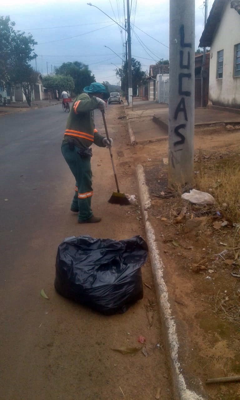 A Prefeitura de Araguari, através da Secretaria de Serviços Urbanos, intensifica ainda mais os trabalhos de limpeza urbana em várias localidades. Nesta semana, as principais avenidas e praças receberam as equipes da Secretaria e das empreiteiras contratadas para prestarem os serviços de capina, remoção de entulhos e varrição, cumprindo a determinação do prefeito Marcos Coelho (PSB).