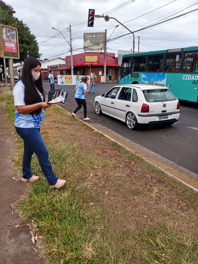 A Prefeitura de Araguari, através da Secretaria Municipal de Políticas Sobre Drogas, realizou na manhã de hoje, 14, uma ação para esclarecer aos cidadãos araguarinos sobre os riscos do uso de bebidas alcoólicas em tempos de pandemia.  O objetivo foi de esclarecer dúvidas e alertar sobre mitos e notícias falsas que estão sendo disseminados, principalmente, por redes sociais.